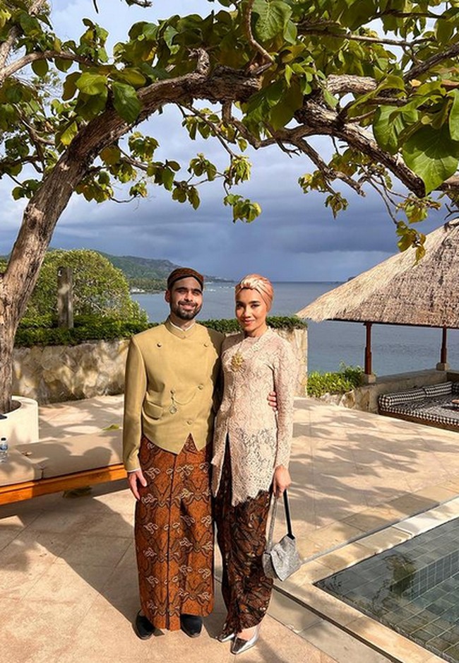 Penyanyi Yuna juga menjadi bridesmaid di pernikahan BCL dan Tiko yang digelar di Bali pada Sabtu (2/12/2023). Yuna menikah dengan Adam Sinclair, adik dari Ashraf Sinclair. Foto: dok. Instagram