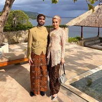 Penyanyi Yuna juga menjadi bridesmaid di pernikahan BCL dan Tiko yang digelar di Bali pada Sabtu (2/12/2023). Yuna menikah dengan Adam Sinclair, adik dari Ashraf Sinclair. Foto: dok. Instagram