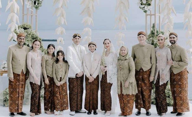 Inilah potret keluarga Sinclair di acara akad nikah BCL dan Tiko. Mereka menggunakan seragam yang telah disediakan. Anggota keluarga pria mengenakan beskap dan sarung batik. Sementara itu, untuk wanita mengenakan kebaya beige dan bawahan batik. Foto: dok. Instagram
