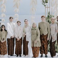 Inilah potret keluarga Sinclair di acara akad nikah BCL dan Tiko. Mereka menggunakan seragam yang telah disediakan. Anggota keluarga pria mengenakan beskap dan sarung batik. Sementara itu, untuk wanita mengenakan kebaya beige dan bawahan batik. Foto: dok. Instagram