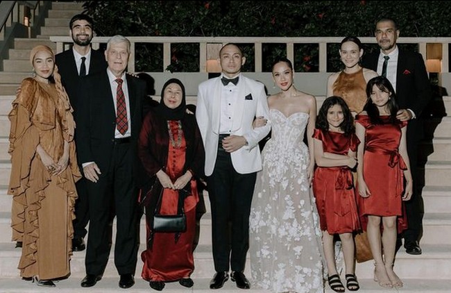 Inilah momen resepsi pernikahan BCL dan Tiko. Keluarga Sinclair telah berganti baju dengan vibe yang lebih glamour. Foto: dok. Instagram