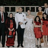 Inilah momen resepsi pernikahan BCL dan Tiko. Keluarga Sinclair telah berganti baju dengan vibe yang lebih glamour. Foto: dok. Instagram