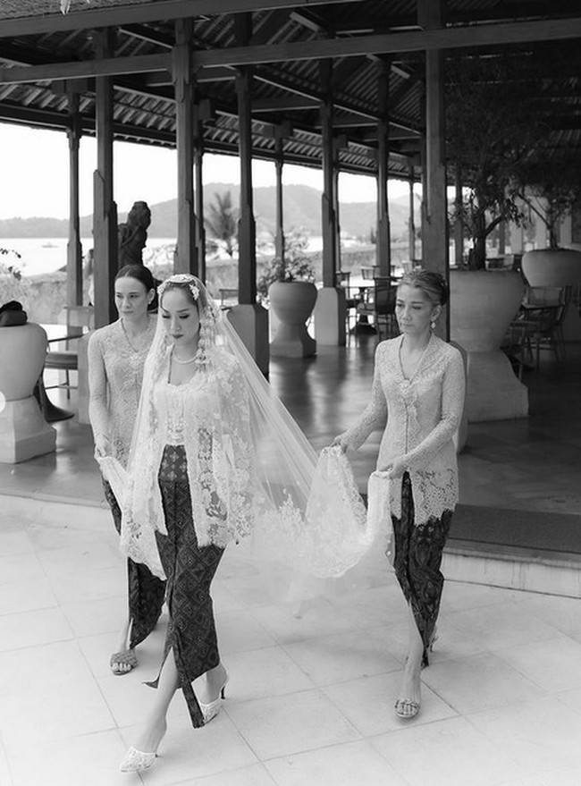 Bunga Citra Lestari masih menjaga hubungan baik dengan keluarga mendiang mantan suaminya itu. Dalam keterangan fotonya di Instagram, Aishah bahkan memuji BCL sebagai wanita yang penuh kasih sayang. Foto: dok. Instagram