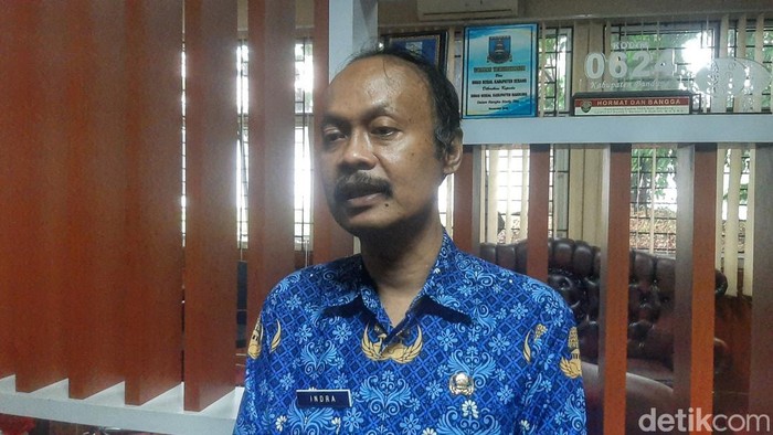 Kepala Dinas Sosial (Dinsos) Kabupaten Bandung, Indra Respati saat wawancara bersama awak media.