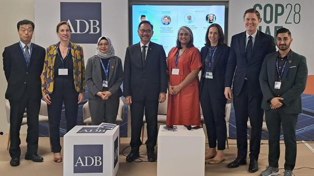 Kepala Otorita Ibu Kota Nusantara, Bambang Susantono (kiri) dan Direktur Jenderal ADB untuk Asia Tenggara, Winfried Wicklein (kanan). (Dok: Sekretariat OIKN)