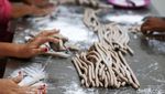Melihat Pembuatan Kerupuk Atom, Camilan Gurih Khas Natuna