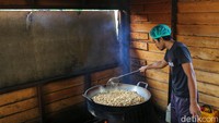 Adonan yang telah dibentuk menjadi bulatan-bulatan kecil kemudian digoreng.  