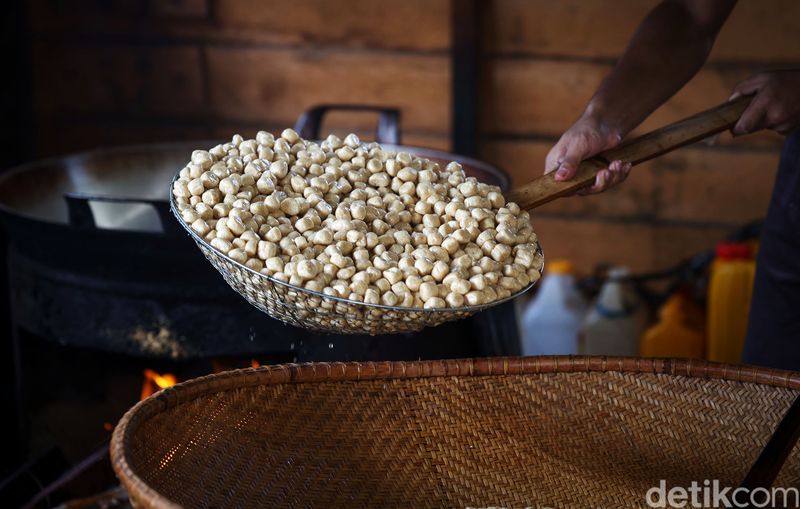Kerupuk atom merupakan salah satu oleh-oleh khas Natuna. Kerupuk itu dibuat menggunakan bahan dasar ikan tongkol yang dicampur dengan sagu.