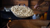 Sentra pembuatan kerupuk atom ini mampu memproduksi sampai 75 kilogram/hari.  