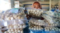 Kerupuk atom yang diproduksi ini memiliki rasa yaitu original dan lada hitam. Sementara untuk varian bentuknya ada yang bulat dan panjang.  