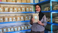 Kerupuk atom 80 gram dijual dengan harga Rp 10 ribu. Sedangkan yang 160 gram dibanderol Rp Rp 20 ribu.  