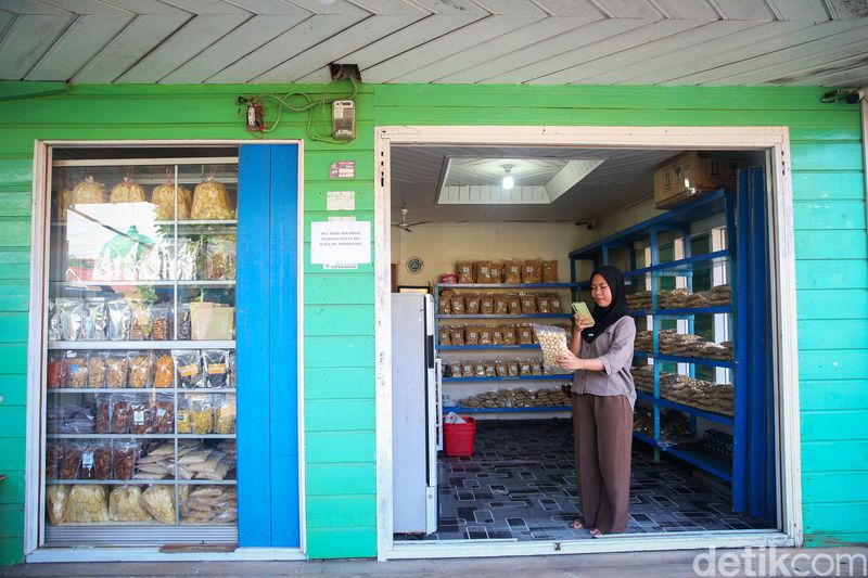 Kerupuk atom merupakan salah satu oleh-oleh khas Natuna. Kerupuk itu dibuat menggunakan bahan dasar ikan tongkol yang dicampur dengan sagu.