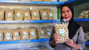 Melihat Pembuatan Kerupuk Atom, Camilan Gurih Khas Natuna