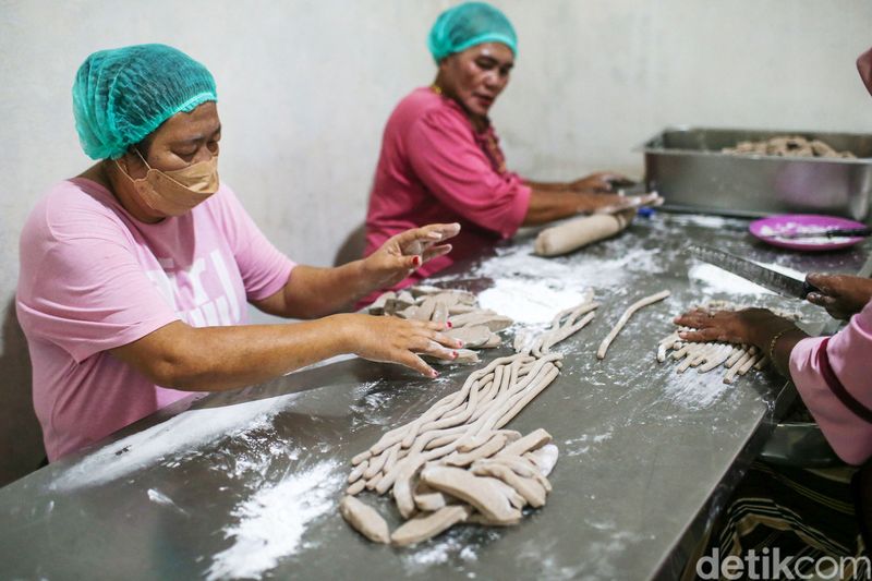 Kerupuk atom merupakan salah satu oleh-oleh khas Natuna. Kerupuk itu dibuat menggunakan bahan dasar ikan tongkol yang dicampur dengan sagu.