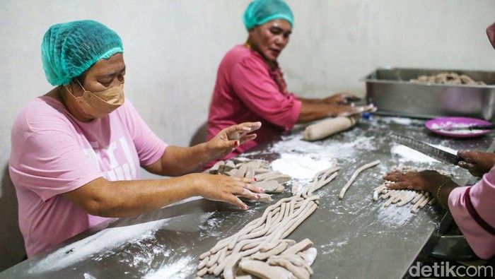 Kerupuk atom merupakan salah satu oleh-oleh khas Natuna. Kerupuk itu dibuat menggunakan bahan dasar ikan tongkol yang dicampur dengan sagu.