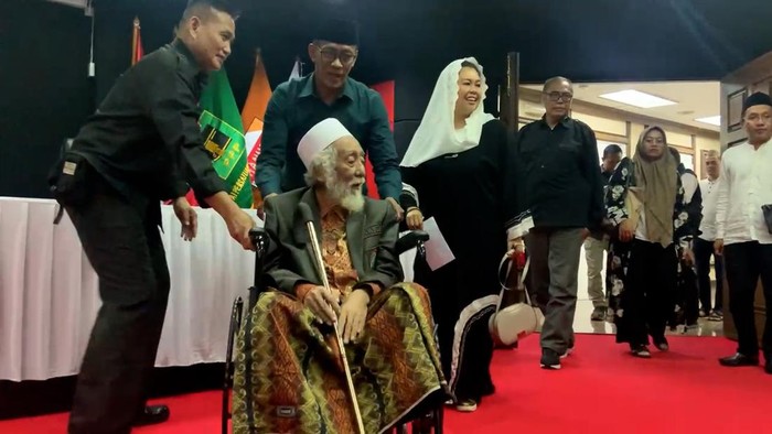 K.H. Ahmad Muhtadi Dimyathi atau Abuya Muhtadi
