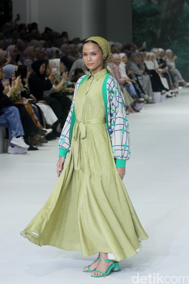 Fashion show koleksi terbaru brand Heaven Lights yang berlangsung di City Hall, Pondok Indah Mal 3, Jakarta Selatan, Jumat [27/10/2023]. Heaven Lights menghadirkan busana dalam warna-warna biru toska, hijau lemon dan sentuhan fuchsia. Dress, kemeja, celana hingga outer yang dirilis tampil apik dalam warna-warna tersebut dipadukan dengan motif bunga, rantai dan kotak-kotak yang modern. Foto: Mohammad Abduh/detikcom. Foto: Mohammad Abduh/detikcom.