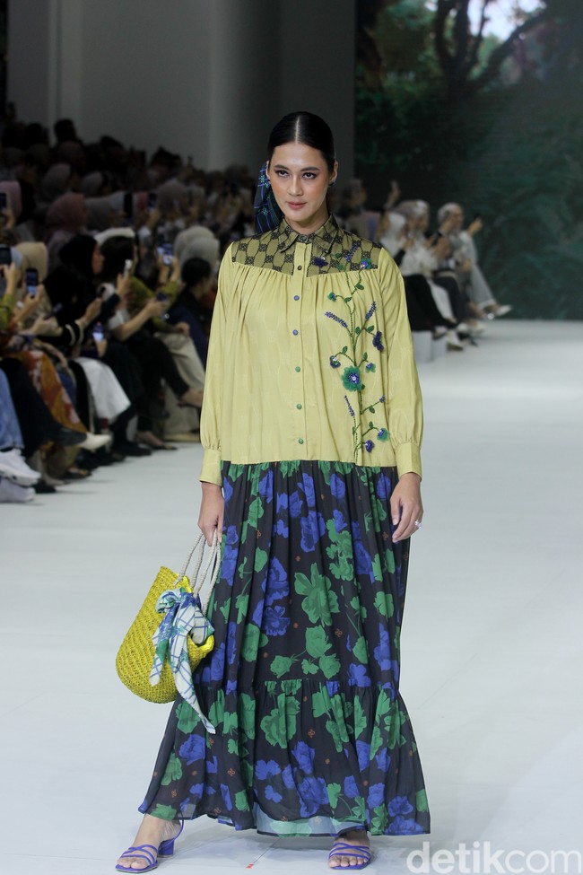 Fashion show koleksi terbaru brand Heaven Lights yang berlangsung di City Hall, Pondok Indah Mal 3, Jakarta Selatan, Jumat [27/10/2023]. Heaven Lights menghadirkan busana dalam warna-warna biru toska, hijau lemon dan sentuhan fuchsia. Dress, kemeja, celana hingga outer yang dirilis tampil apik dalam warna-warna tersebut dipadukan dengan motif bunga, rantai dan kotak-kotak yang modern. Foto: Mohammad Abduh/detikcom.