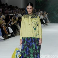 Fashion show koleksi terbaru brand Heaven Lights yang berlangsung di City Hall, Pondok Indah Mal 3, Jakarta Selatan, Jumat [27/10/2023]. Heaven Lights menghadirkan busana dalam warna-warna biru toska, hijau lemon dan sentuhan fuchsia. Dress, kemeja, celana hingga outer yang dirilis tampil apik dalam warna-warna tersebut dipadukan dengan motif bunga, rantai dan kotak-kotak yang modern. Foto: Mohammad Abduh/detikcom.