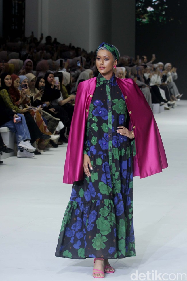 Fashion show koleksi terbaru brand Heaven Lights yang berlangsung di City Hall, Pondok Indah Mal 3, Jakarta Selatan, Jumat [27/10/2023]. Heaven Lights menghadirkan busana dalam warna-warna biru toska, hijau lemon dan sentuhan fuchsia. Dress, kemeja, celana hingga outer yang dirilis tampil apik dalam warna-warna tersebut dipadukan dengan motif bunga, rantai dan kotak-kotak yang modern. Foto: Mohammad Abduh/detikcom.