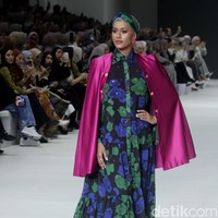 Fashion show koleksi terbaru brand Heaven Lights yang berlangsung di City Hall, Pondok Indah Mal 3, Jakarta Selatan, Jumat [27/10/2023]. Heaven Lights menghadirkan busana dalam warna-warna biru toska, hijau lemon dan sentuhan fuchsia. Dress, kemeja, celana hingga outer yang dirilis tampil apik dalam warna-warna tersebut dipadukan dengan motif bunga, rantai dan kotak-kotak yang modern. Foto: Mohammad Abduh/detikcom.