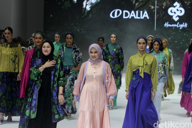 Fashion show koleksi terbaru brand Heaven Lights yang berlangsung di City Hall, Pondok Indah Mal 3, Jakarta Selatan, Jumat [27/10/2023]. Heaven Lights menghadirkan busana dalam warna-warna biru toska, hijau lemon dan sentuhan fuchsia. Dress, kemeja, celana hingga outer yang dirilis tampil apik dalam warna-warna tersebut dipadukan dengan motif bunga, rantai dan kotak-kotak yang modern. Foto: Mohammad Abduh/detikcom.