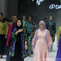 Fashion show koleksi terbaru brand Heaven Lights yang berlangsung di City Hall, Pondok Indah Mal 3, Jakarta Selatan, Jumat [27/10/2023]. Heaven Lights menghadirkan busana dalam warna-warna biru toska, hijau lemon dan sentuhan fuchsia. Dress, kemeja, celana hingga outer yang dirilis tampil apik dalam warna-warna tersebut dipadukan dengan motif bunga, rantai dan kotak-kotak yang modern. Foto: Mohammad Abduh/detikcom.