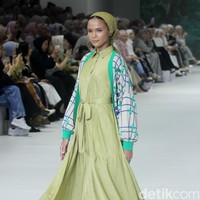 Fashion show koleksi terbaru brand Heaven Lights yang berlangsung di City Hall, Pondok Indah Mal 3, Jakarta Selatan, Jumat [27/10/2023]. Heaven Lights menghadirkan busana dalam warna-warna biru toska, hijau lemon dan sentuhan fuchsia. Dress, kemeja, celana hingga outer yang dirilis tampil apik dalam warna-warna tersebut dipadukan dengan motif bunga, rantai dan kotak-kotak yang modern. Foto: Mohammad Abduh/detikcom. Foto: Mohammad Abduh/detikcom.