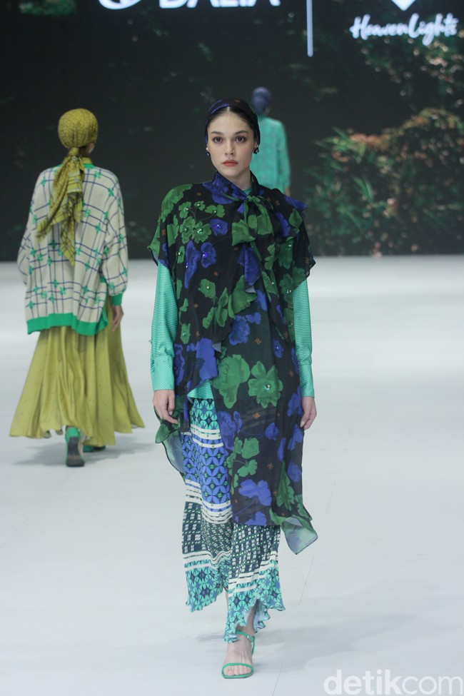 Fashion show koleksi terbaru brand Heaven Lights yang berlangsung di City Hall, Pondok Indah Mal 3, Jakarta Selatan, Jumat [27/10/2023]. Heaven Lights menghadirkan busana dalam warna-warna biru toska, hijau lemon dan sentuhan fuchsia. Dress, kemeja, celana hingga outer yang dirilis tampil apik dalam warna-warna tersebut dipadukan dengan motif bunga, rantai dan kotak-kotak yang modern. Foto: Mohammad Abduh/detikcom.