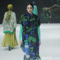 Fashion show koleksi terbaru brand Heaven Lights yang berlangsung di City Hall, Pondok Indah Mal 3, Jakarta Selatan, Jumat [27/10/2023]. Heaven Lights menghadirkan busana dalam warna-warna biru toska, hijau lemon dan sentuhan fuchsia. Dress, kemeja, celana hingga outer yang dirilis tampil apik dalam warna-warna tersebut dipadukan dengan motif bunga, rantai dan kotak-kotak yang modern. Foto: Mohammad Abduh/detikcom.