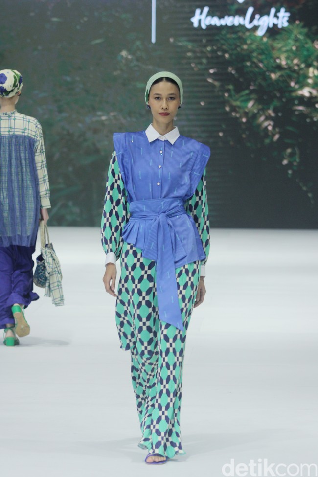 Fashion show koleksi terbaru brand Heaven Lights yang berlangsung di City Hall, Pondok Indah Mal 3, Jakarta Selatan, Jumat [27/10/2023]. Heaven Lights menghadirkan busana dalam warna-warna biru toska, hijau lemon dan sentuhan fuchsia. Dress, kemeja, celana hingga outer yang dirilis tampil apik dalam warna-warna tersebut dipadukan dengan motif bunga, rantai dan kotak-kotak yang modern. Foto: Mohammad Abduh/detikcom.