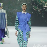 Fashion show koleksi terbaru brand Heaven Lights yang berlangsung di City Hall, Pondok Indah Mal 3, Jakarta Selatan, Jumat [27/10/2023]. Heaven Lights menghadirkan busana dalam warna-warna biru toska, hijau lemon dan sentuhan fuchsia. Dress, kemeja, celana hingga outer yang dirilis tampil apik dalam warna-warna tersebut dipadukan dengan motif bunga, rantai dan kotak-kotak yang modern. Foto: Mohammad Abduh/detikcom.