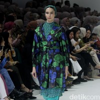 Fashion show koleksi terbaru brand Heaven Lights yang berlangsung di City Hall, Pondok Indah Mal 3, Jakarta Selatan, Jumat [27/10/2023]. Heaven Lights menghadirkan busana dalam warna-warna biru toska, hijau lemon dan sentuhan fuchsia. Dress, kemeja, celana hingga outer yang dirilis tampil apik dalam warna-warna tersebut dipadukan dengan motif bunga, rantai dan kotak-kotak yang modern. Foto: Mohammad Abduh/detikcom.