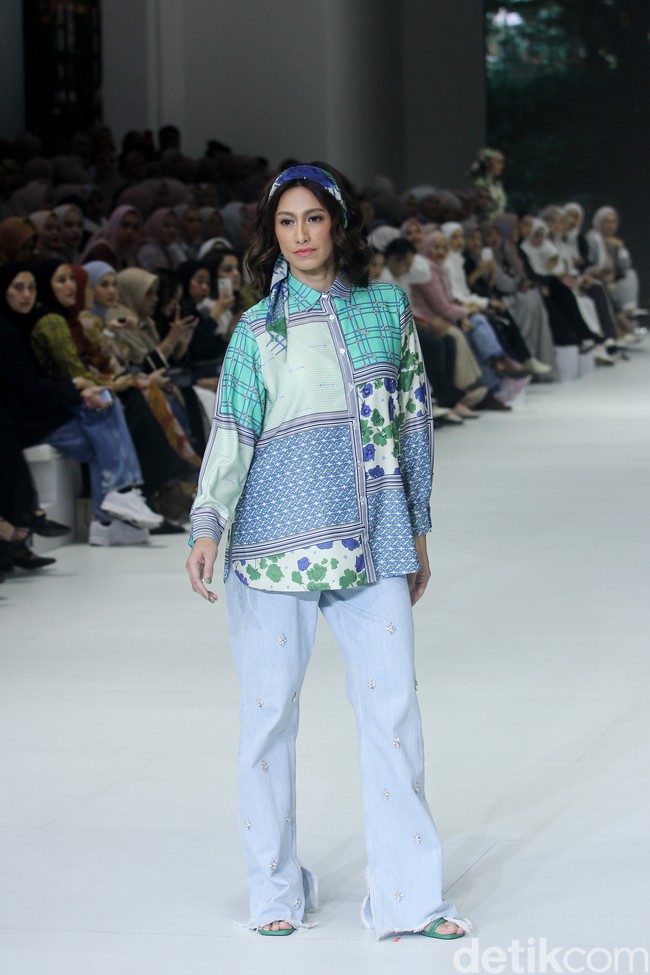 Fashion show koleksi terbaru brand Heaven Lights yang berlangsung di City Hall, Pondok Indah Mal 3, Jakarta Selatan, Jumat [27/10/2023]. Heaven Lights menghadirkan busana dalam warna-warna biru toska, hijau lemon dan sentuhan fuchsia. Dress, kemeja, celana hingga outer yang dirilis tampil apik dalam warna-warna tersebut dipadukan dengan motif bunga, rantai dan kotak-kotak yang modern. Foto: Mohammad Abduh/detikcom.