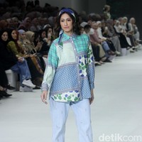 Fashion show koleksi terbaru brand Heaven Lights yang berlangsung di City Hall, Pondok Indah Mal 3, Jakarta Selatan, Jumat [27/10/2023]. Heaven Lights menghadirkan busana dalam warna-warna biru toska, hijau lemon dan sentuhan fuchsia. Dress, kemeja, celana hingga outer yang dirilis tampil apik dalam warna-warna tersebut dipadukan dengan motif bunga, rantai dan kotak-kotak yang modern. Foto: Mohammad Abduh/detikcom.