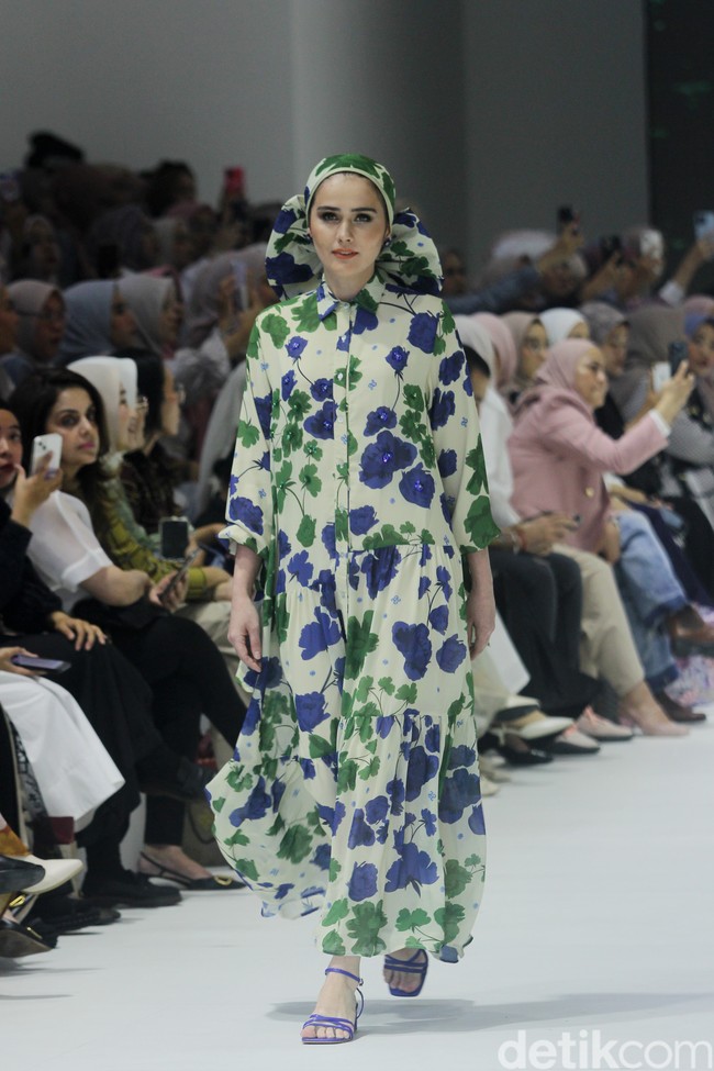 Fashion show koleksi terbaru brand Heaven Lights yang berlangsung di City Hall, Pondok Indah Mal 3, Jakarta Selatan, Jumat [27/10/2023]. Heaven Lights menghadirkan busana dalam warna-warna biru toska, hijau lemon dan sentuhan fuchsia. Dress, kemeja, celana hingga outer yang dirilis tampil apik dalam warna-warna tersebut dipadukan dengan motif bunga, rantai dan kotak-kotak yang modern. Foto: Mohammad Abduh/detikcom.