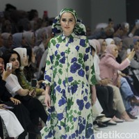 Fashion show koleksi terbaru brand Heaven Lights yang berlangsung di City Hall, Pondok Indah Mal 3, Jakarta Selatan, Jumat [27/10/2023]. Heaven Lights menghadirkan busana dalam warna-warna biru toska, hijau lemon dan sentuhan fuchsia. Dress, kemeja, celana hingga outer yang dirilis tampil apik dalam warna-warna tersebut dipadukan dengan motif bunga, rantai dan kotak-kotak yang modern. Foto: Mohammad Abduh/detikcom.