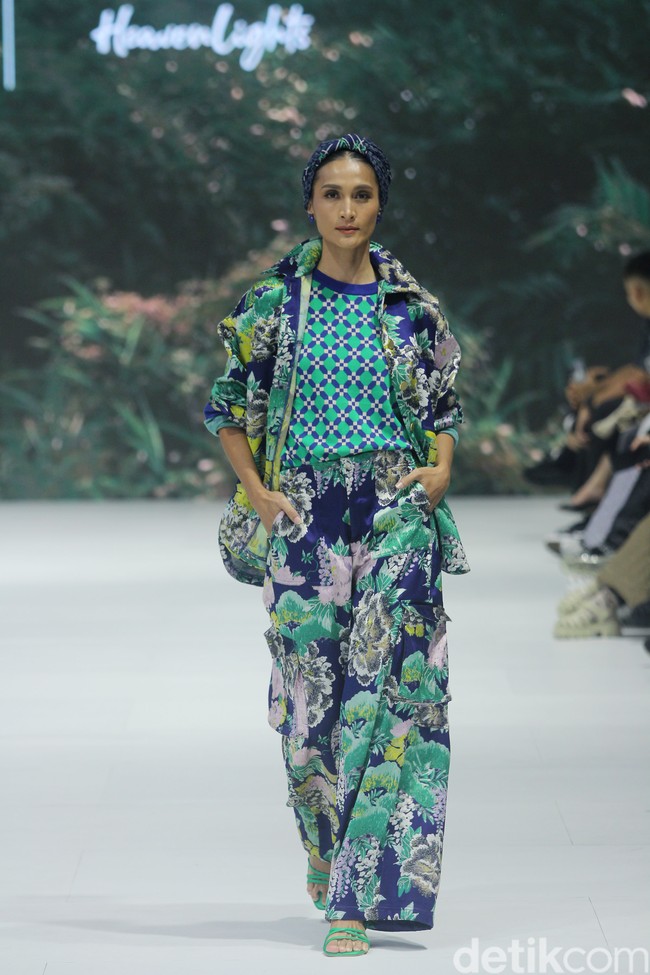 Fashion show koleksi terbaru brand Heaven Lights yang berlangsung di City Hall, Pondok Indah Mal 3, Jakarta Selatan, Jumat [27/10/2023]. Heaven Lights menghadirkan busana dalam warna-warna biru toska, hijau lemon dan sentuhan fuchsia. Dress, kemeja, celana hingga outer yang dirilis tampil apik dalam warna-warna tersebut dipadukan dengan motif bunga, rantai dan kotak-kotak yang modern. Foto: Mohammad Abduh/detikcom.