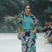 Fashion show koleksi terbaru brand Heaven Lights yang berlangsung di City Hall, Pondok Indah Mal 3, Jakarta Selatan, Jumat [27/10/2023]. Heaven Lights menghadirkan busana dalam warna-warna biru toska, hijau lemon dan sentuhan fuchsia. Dress, kemeja, celana hingga outer yang dirilis tampil apik dalam warna-warna tersebut dipadukan dengan motif bunga, rantai dan kotak-kotak yang modern. Foto: Mohammad Abduh/detikcom.