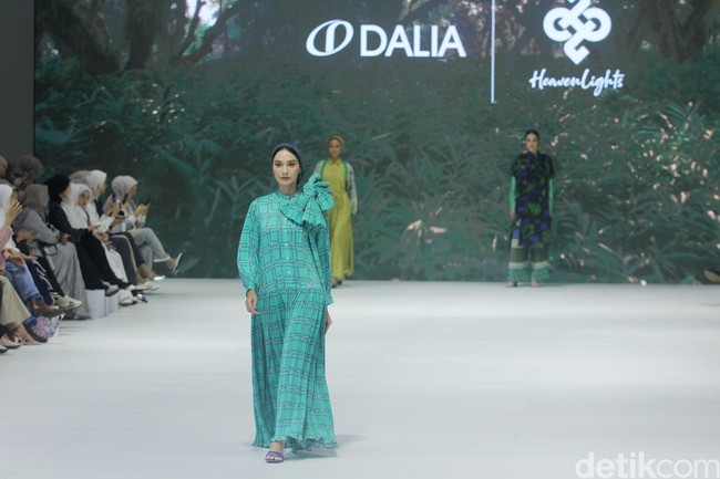 Fashion show koleksi terbaru brand Heaven Lights yang berlangsung di City Hall, Pondok Indah Mal 3, Jakarta Selatan, Jumat [27/10/2023]. Heaven Lights menghadirkan busana dalam warna-warna biru toska, hijau lemon dan sentuhan fuchsia. Dress, kemeja, celana hingga outer yang dirilis tampil apik dalam warna-warna tersebut dipadukan dengan motif bunga, rantai dan kotak-kotak yang modern. Foto: Mohammad Abduh/detikcom.