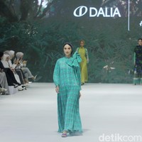 Fashion show koleksi terbaru brand Heaven Lights yang berlangsung di City Hall, Pondok Indah Mal 3, Jakarta Selatan, Jumat [27/10/2023]. Heaven Lights menghadirkan busana dalam warna-warna biru toska, hijau lemon dan sentuhan fuchsia. Dress, kemeja, celana hingga outer yang dirilis tampil apik dalam warna-warna tersebut dipadukan dengan motif bunga, rantai dan kotak-kotak yang modern. Foto: Mohammad Abduh/detikcom.