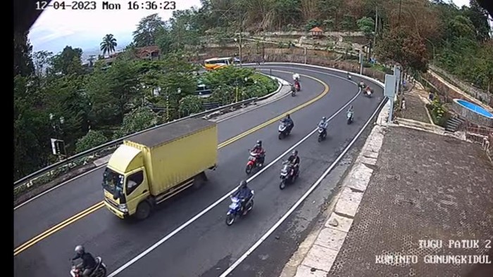 Kondisi lalin di Jalur Jogja-Wonosari, Gunungkidul, Senin (4/12/2023).