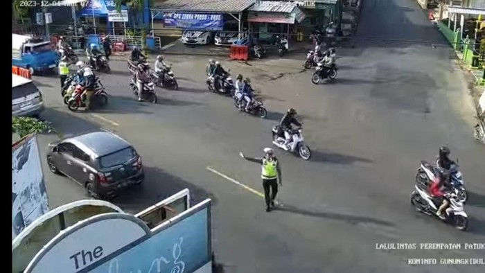 Kondisi lalin di perempatan Patuk, Senin (4/12/2012) pukul 07.23 WIB.