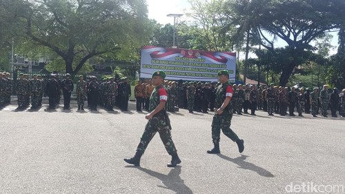 Korem 161/Wirasakti Kupang saat melaksanakan apel gelar pasukan pengamanan kunjungan Jokowi di Kupang, NTT.