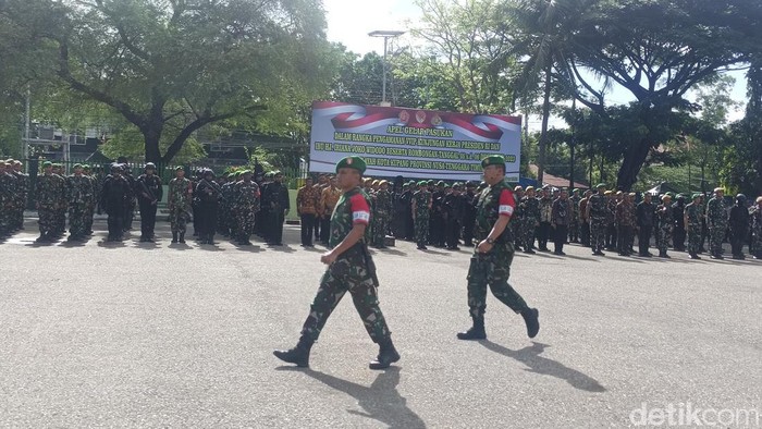 Korem 161/Wirasakti Kupang saat melaksanakan apel gelar pasukan pengamanan kunjungan Jokowi di Kupang, NTT.