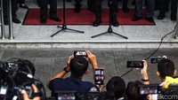 Sejumlah awak media mengabadikan jumpa pers Ketua KPK Nawawi Pomolango dan Kapolri Jenderal Listyo Sigit Prabowo.  