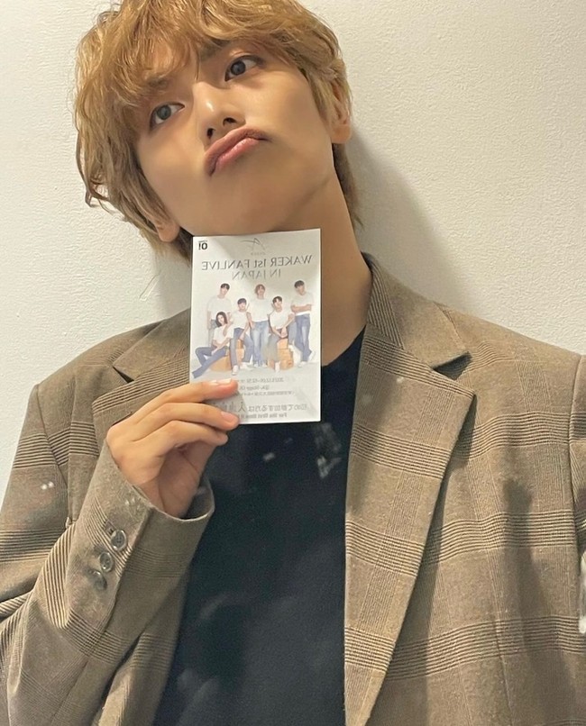 Kwon Hyeop akan segera memulai debutnya sebagai personel grup KPop WAKER pada Januari 2024. Namun, foto-fotonya sudah viral karena banyak yang melihat kemiripannya dengan V BTS. Foto: dok. Twitter @WAKER_official