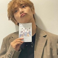 Kwon Hyeop akan segera memulai debutnya sebagai personel grup KPop WAKER pada Januari 2024. Namun, foto-fotonya sudah viral karena banyak yang melihat kemiripannya dengan V BTS. Foto: dok. Twitter @WAKER_official