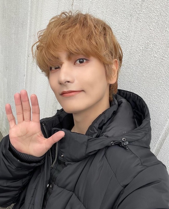 Sejumlah netizen Korea menyorot Kwon Hyeop banyak berubah setelah mengikuti acara Produce 101 Season 2. Dimulai dari gaya berpakaian hingga model rambutnya yang mirip Kim Taehyung alias V BTS. Foto: dok. Twitter @WAKER_official