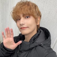 Sejumlah netizen Korea menyorot Kwon Hyeop banyak berubah setelah mengikuti acara Produce 101 Season 2. Dimulai dari gaya berpakaian hingga model rambutnya yang mirip Kim Taehyung alias V BTS. Foto: dok. Twitter @WAKER_official